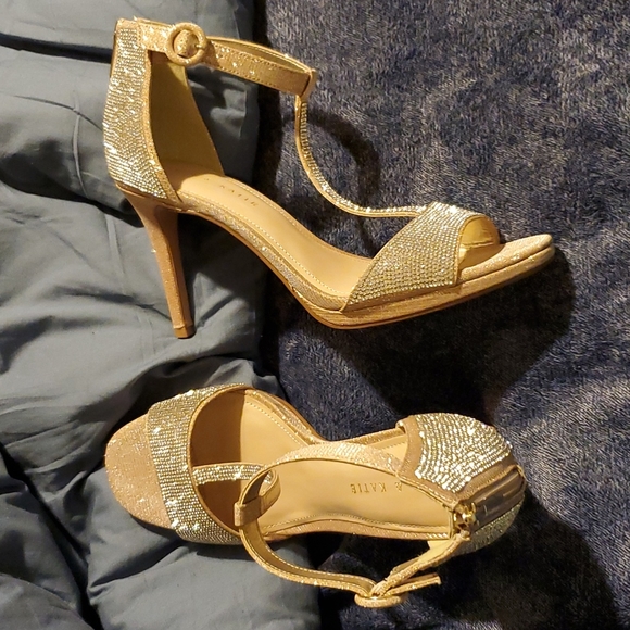 Beautiful t strap heel with embellishments - Picture 2 of 4